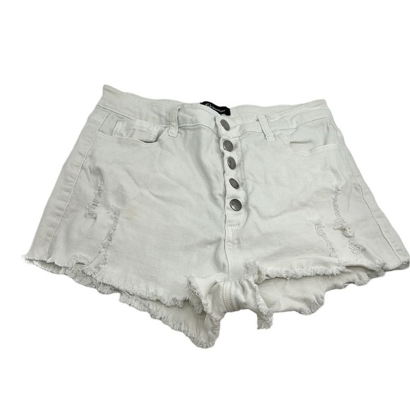 Chic Shinestar White Shorts |‎ Size M | 5 Pockets & Button Detail! - Picture 2 of 5